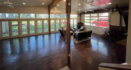 Red Roof Farmhouse w/ lg hot tub, sleeps 27+