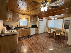 Oven, stovetop, dishwasher, toaster - Maverick Retreat in Red River (Red River)