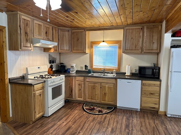 Oven, stovetop, dishwasher, toaster - Maverick Retreat in Red River (Red River)