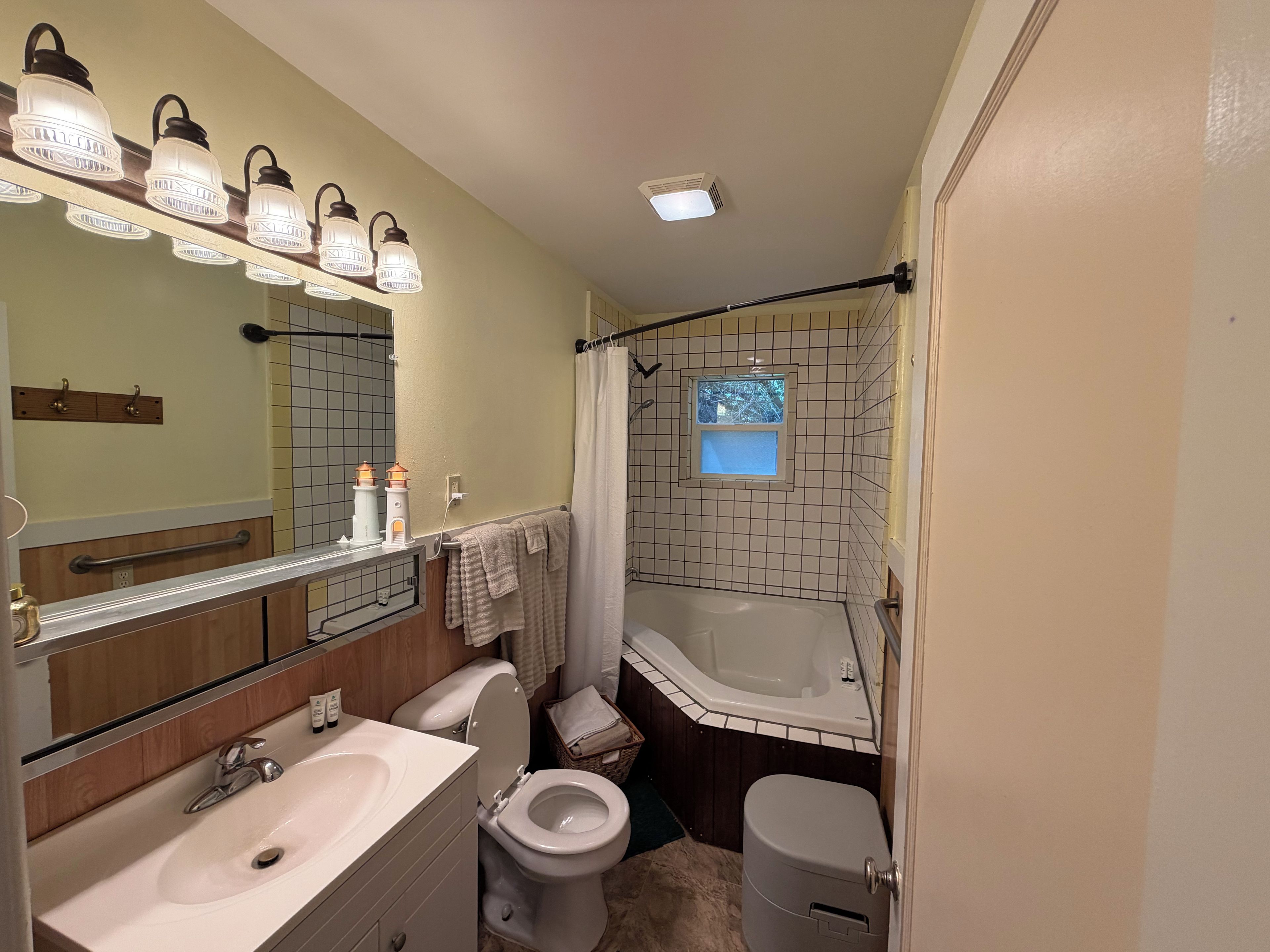 A bathroom with a sink, toilet, and bathtub.