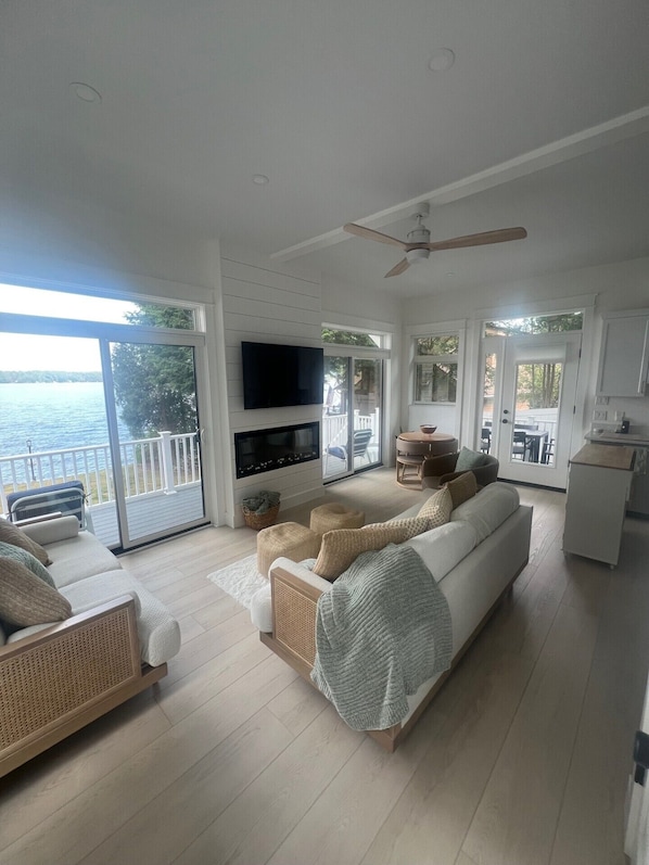 TV, fireplace