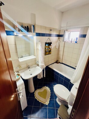 Kostenlose Toilettenartikel, Haartrockner, Hausschuhe, Handtücher