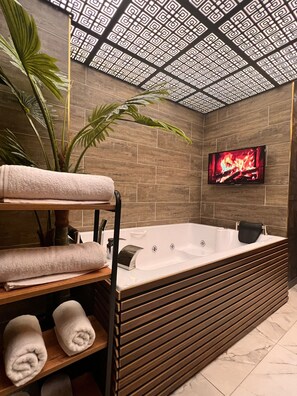 Luxury Room, Hot Tub, Park View | Bathroom | Jetted bath, rainfall showerhead, free toiletries, hair dryer - Petra Otel (Eskişehir)
