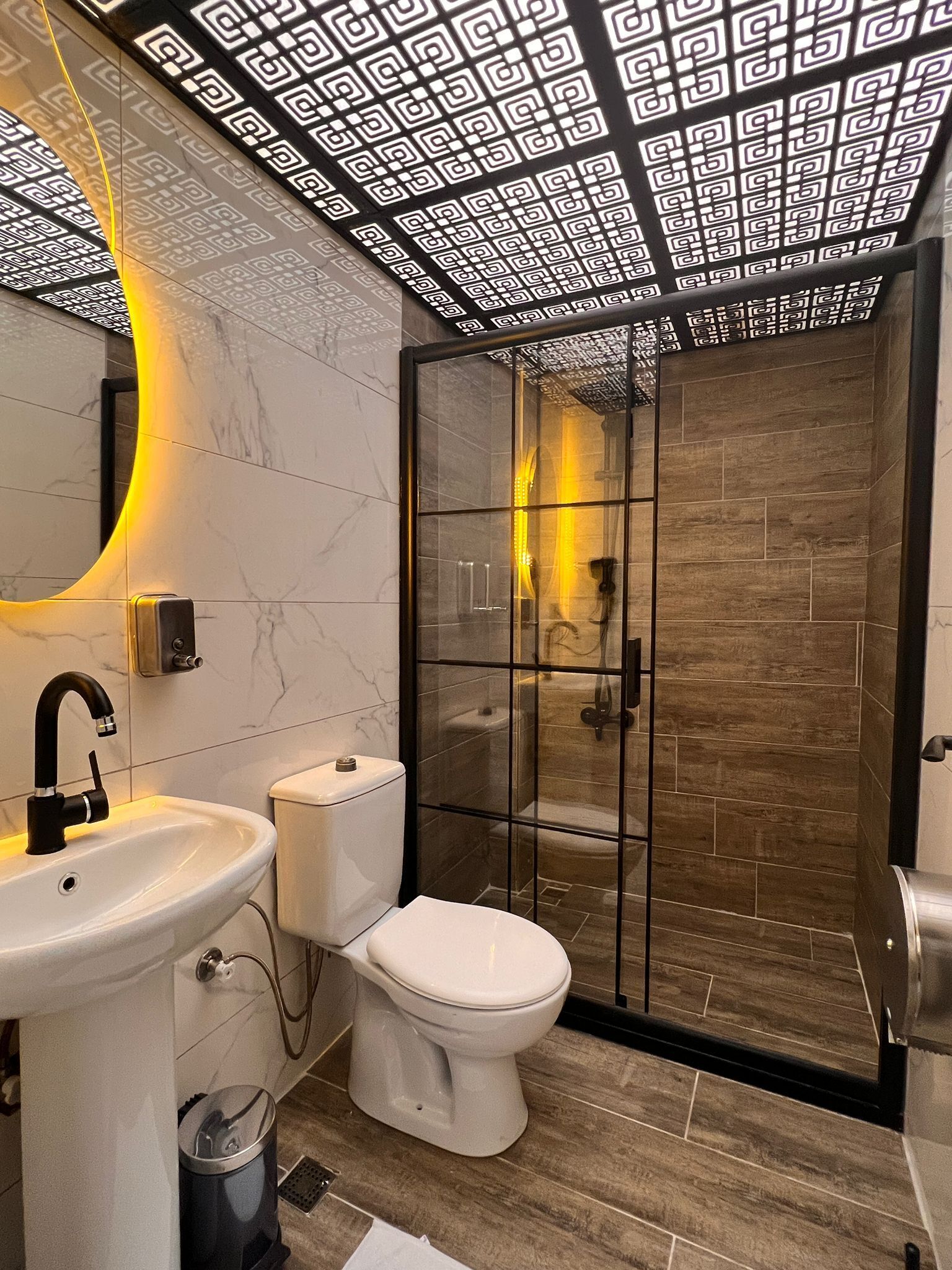 Phòng Cao cấp, bồn tắm nước nóng, quang cảnh công viên | Phòng tắm | Bồn tắm thủy lực, vòi sen phun mưa, đồ dùng nhà tắm miễn phí 