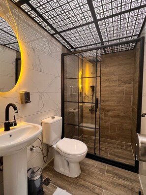 Luxury Room, Hot Tub, Park View | Bathroom | Jetted bath, rainfall showerhead, free toiletries, hair dryer - Petra Otel (Eskişehir)