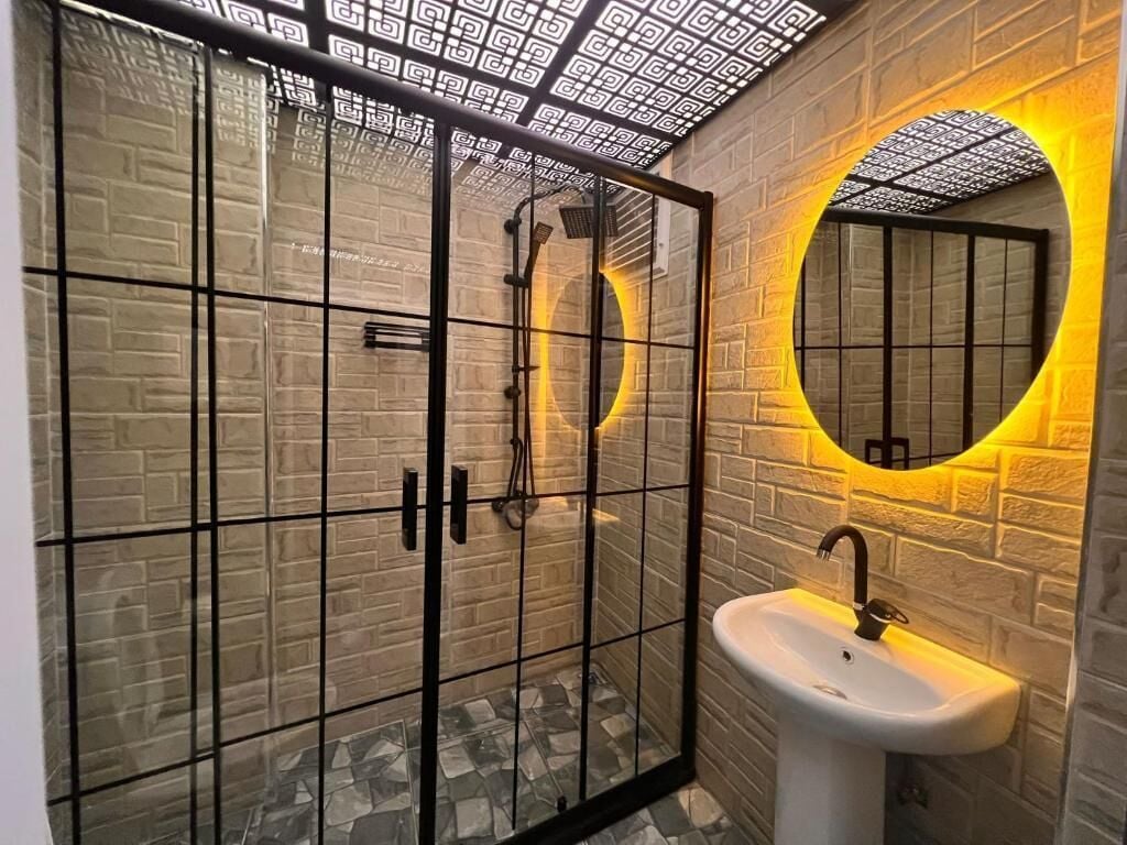 Douche, sèche-cheveux, serviettes fournies, savon