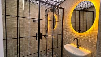 Douche, sĂšche-cheveux, serviettes fournies, savon