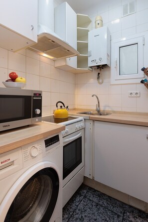 Fridge, microwave, oven, stovetop