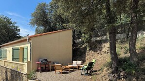 A house with a patio area, outdoor furniture, and a barbecue grill. - House La Baixada (Oms)