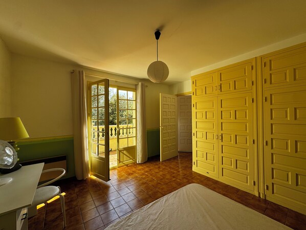 Iron/ironing board, bed sheets