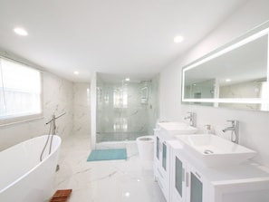 Secadora de cabello, toallas, jabón, papel de baño 