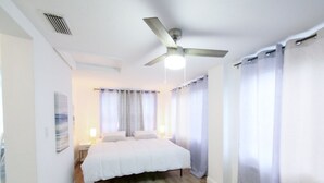 A bedroom with a bed, a ceiling fan, and curtains. - The Blue 4Bedroom Home– Pool & Spa Retreat (North Miami Beach)