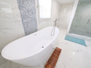 Haartrockner, Handtücher, Seife, Toilettenpapier