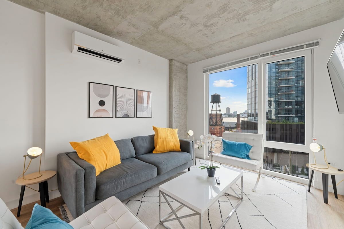 Business Suite, City View | Living area