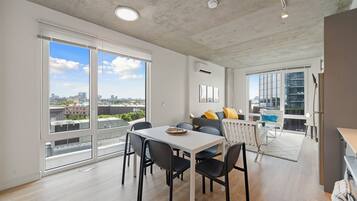 Suite empresarial, vista a la ciudad | Servicio a la habitación