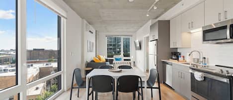 Business Suite, City View | In-room dining