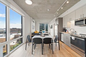 Business Suite, City View | In-room dining - ENVITAE Hotel | 2 Bedroom Luxury Apartments (Chicago)