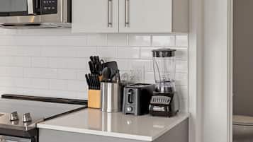 Suite empresarial, vista a la ciudad | Cocina privada | Refrigerador, microondas, horno y parrilla de estufa