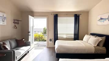 Tabla de planchar con plancha, wifi y ropa de cama