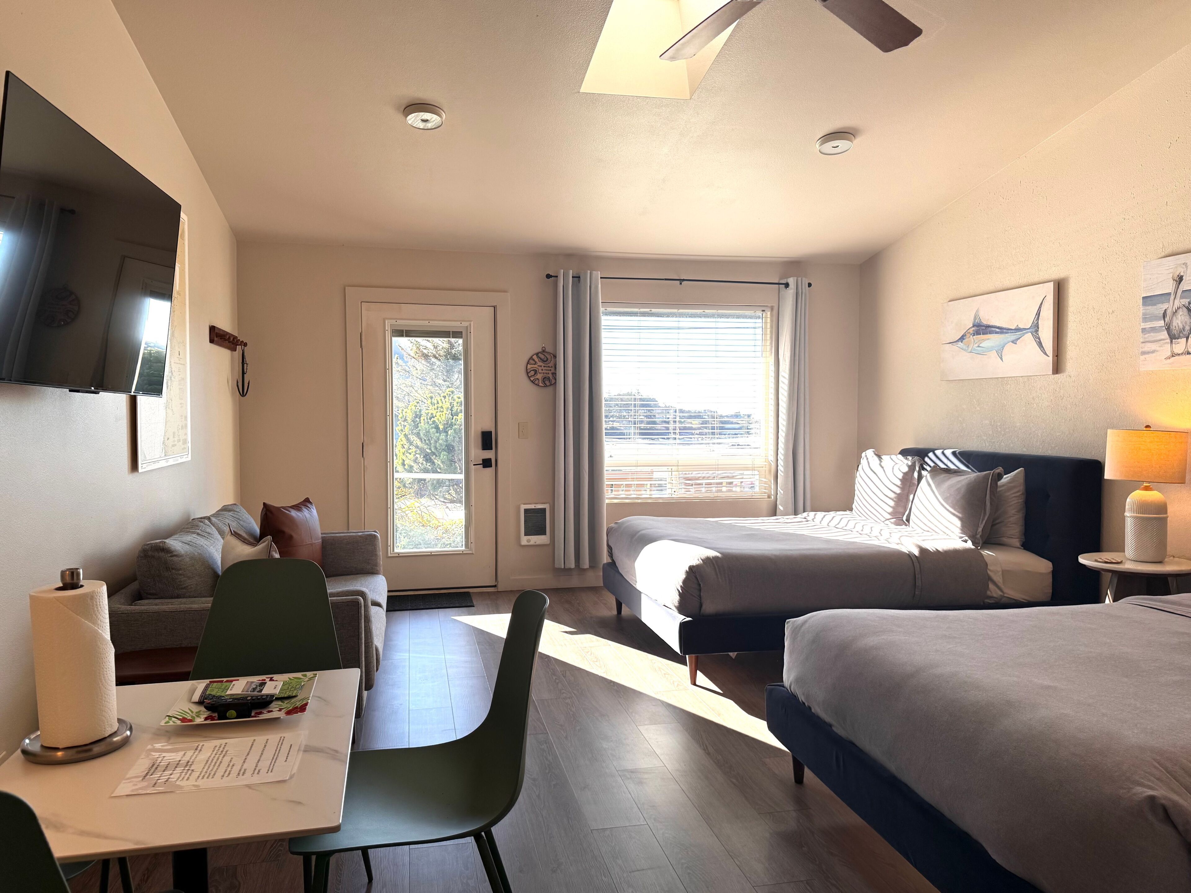 Tabla de planchar con plancha, wifi, ropa de cama