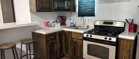 Kjøleskap, mikrobølgeovn, ovn og kokeplater