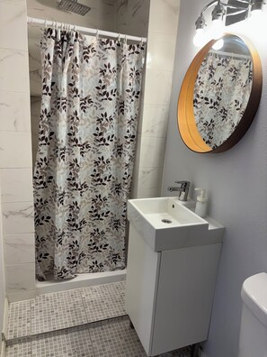 Dusj, hårføner, håndklær og toalettpapir