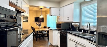 SpaciousHome with King Bed, Game Room & Washer/Dryer
