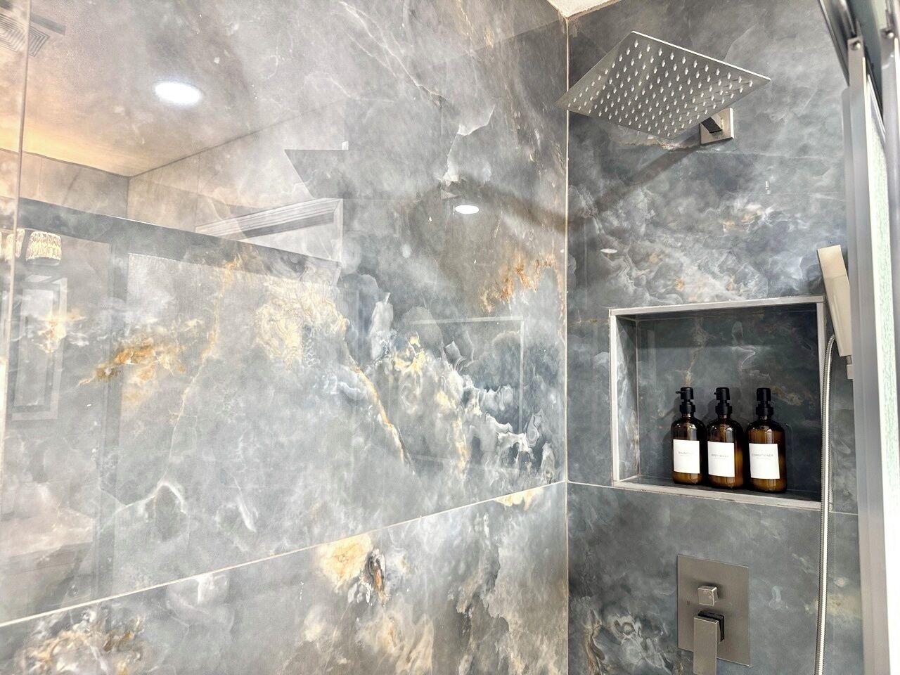 Secadora de cabello, toallas, jabón, papel de baño 