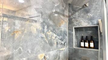 Secadora de cabello, toallas, jabón, papel de baño