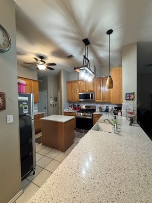 Microwave, oven, stovetop, dishwasher - Lovely 4-bedroom house with AC in Round Rock (Round Rock)