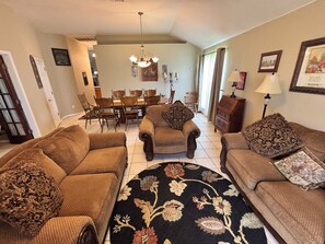 TV - Lovely 4-bedroom house with AC in Round Rock (Round Rock)