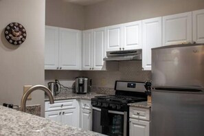 Microwave, oven, stovetop, dishwasher - Cozy by Airport & Downtown (Atlanta)