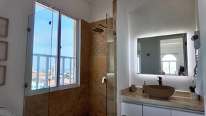 Dusche, Haartrockner, Handtücher, Seife