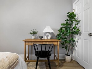 3 chambres, bureau, fer et planche à repasser, lit de bébé portatif
