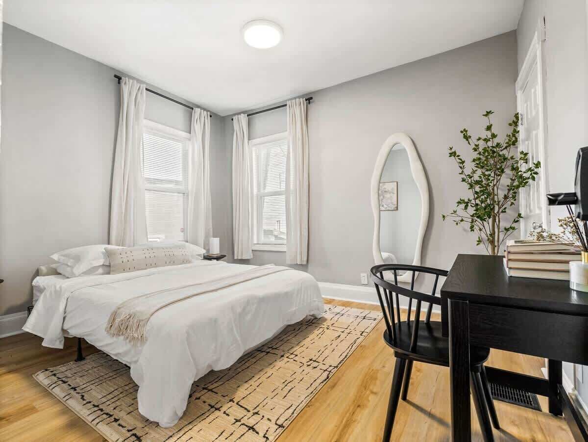 3 habitaciones, tabla de planchar con plancha y cuna de viaje 