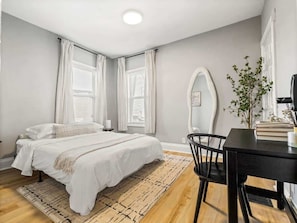 3 bedrooms, desk, iron/ironing board, travel crib - Ground Fl Unit | Tufts Harvard MIT Parking Subway (Somerville)
