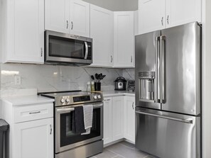 Refrigerador, microondas, horno y parrilla de estufa 