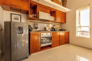 Micro-ondes, cafetière/bouilloire, blender