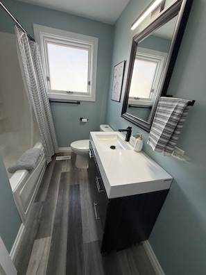 SĂšche-cheveux, serviettes fournies, savon, papier toilette