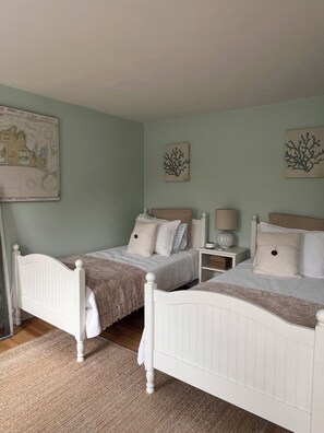 3 bedrooms, WiFi, bed sheets - Beautiful colonial with deeded beach access and ocean views! (Barnstable)