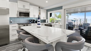 Ofen, Herdplatte, Wasserkocher mit Kaffee-/Teezubehör