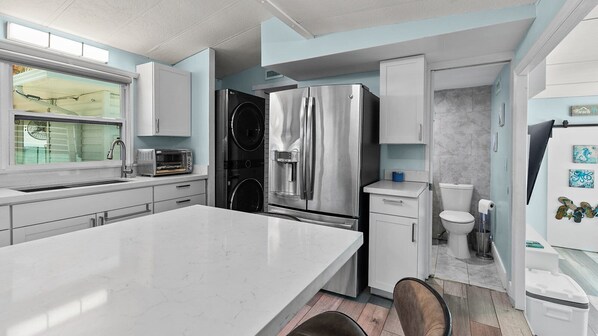 Oven, stovetop, cookware/dishes/utensils, ice maker