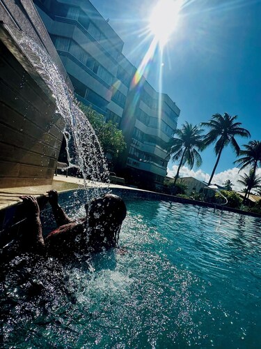 Beachfront · 2-bedroom apartment with pool, Wi-Fi, and garage in Vilas do Atlântico