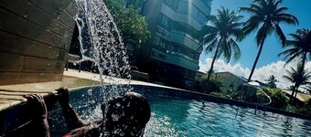 Beachfront · 2-bedroom apartment with pool, Wi-Fi, and garage in Vilas do Atlântico