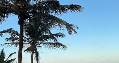 Beachfront · 2-bedroom apartment with pool, Wi-Fi, and garage in Vilas do Atlântico