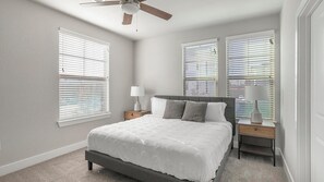 2 Schlafzimmer, Schreibtisch, Bügeleisen/Bügelbrett, WLAN