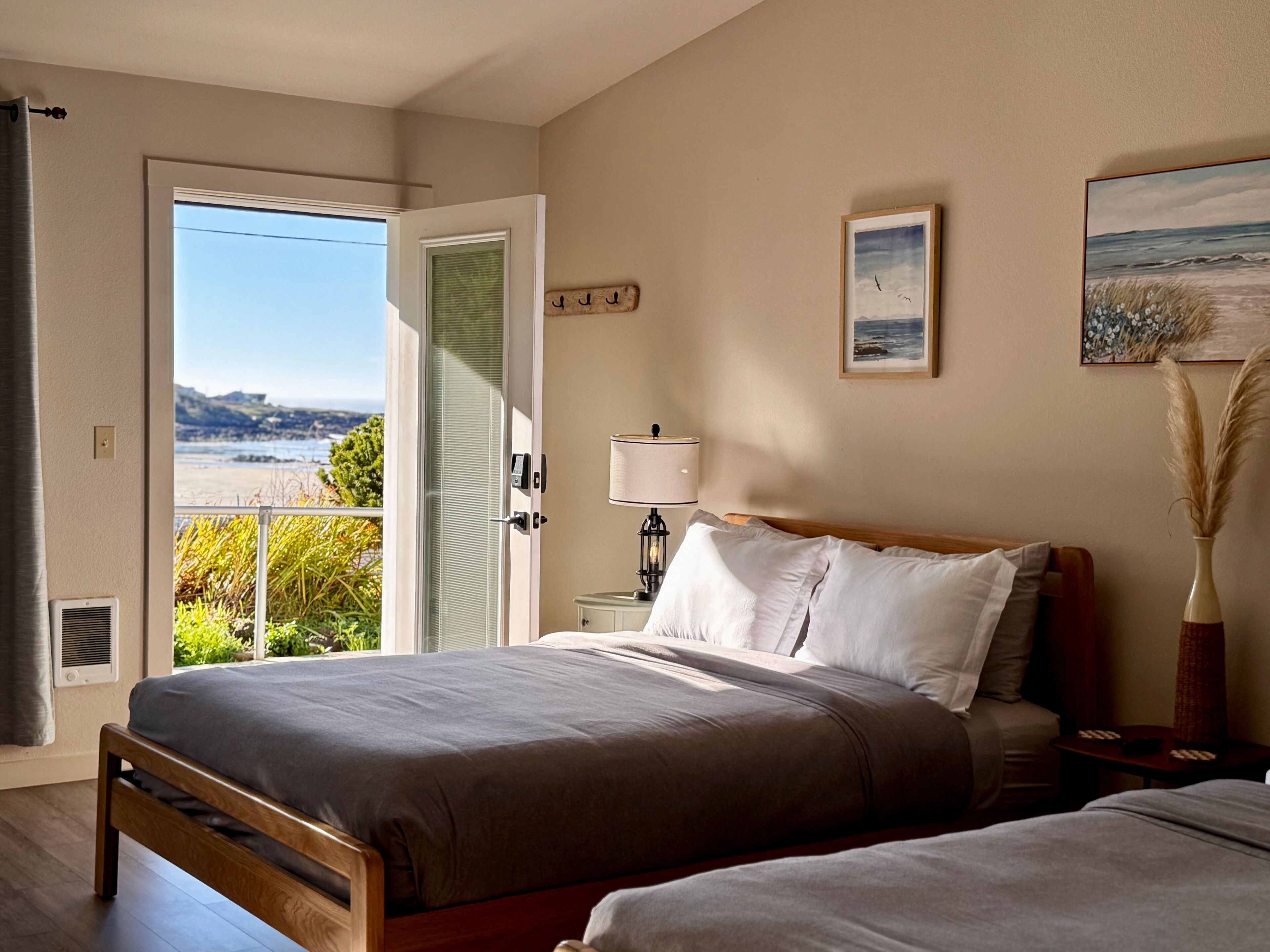 Tabla de planchar con plancha, wifi, ropa de cama