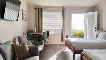 Planxa i posts de planxar, wifi i roba de llit