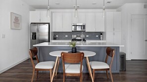 Réfrigérateur, tables à manger