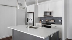 Kjøleskap og spisebord